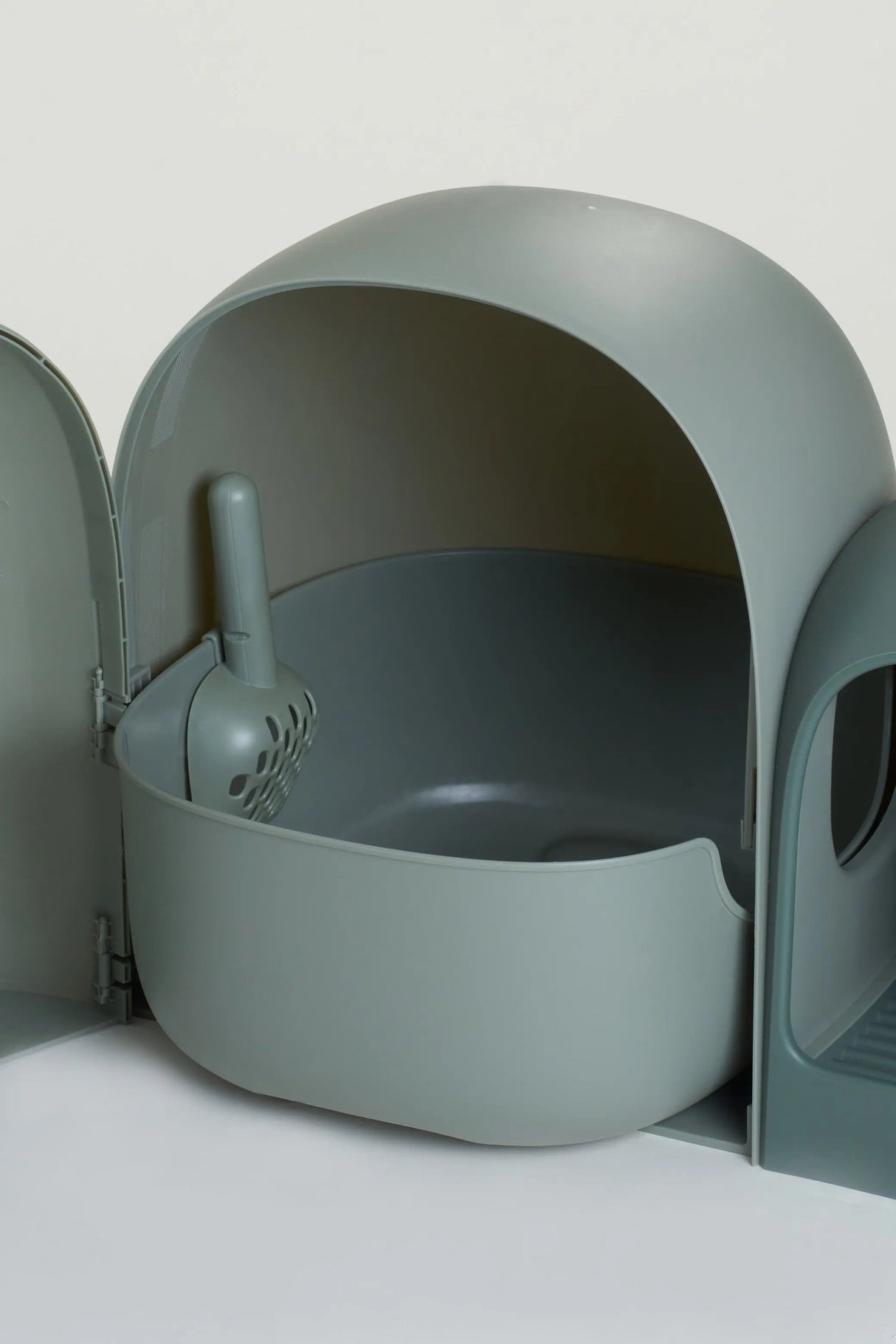 Kattenbak - grote ruimte - inclusief kattebakschepje - lekvrij - geurvrij - one size fits all - SpirePets